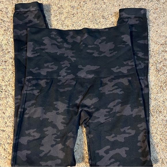Spanx Camo Black/Gray Leggings Size XL - Picture 3 of 5